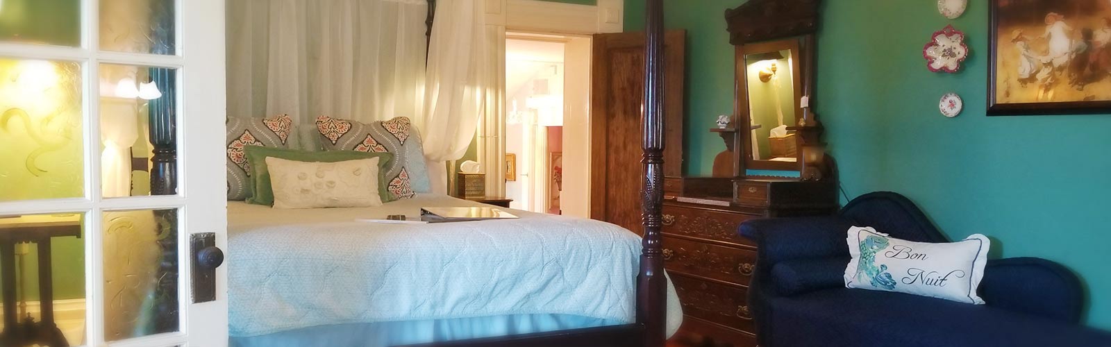 4-poster bed, dresser and chaise